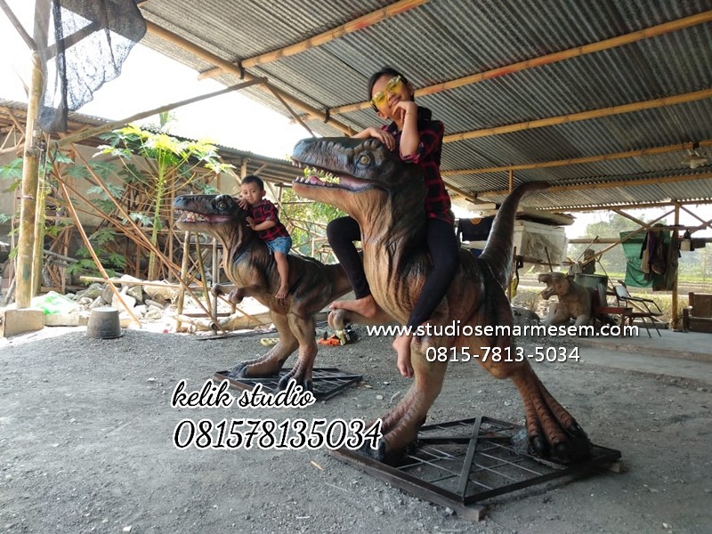 Patung Anak Dino